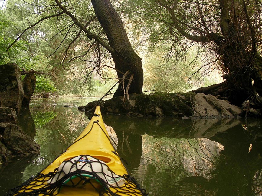 Grupo en piragua en el rio Duraton
